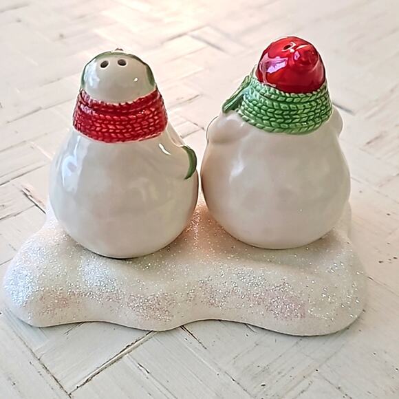 Hallmark Chubby Snowmen Salt & Pepper Shakers on a Stand of Snow 3.75" x 5" - Picture 3 of 9